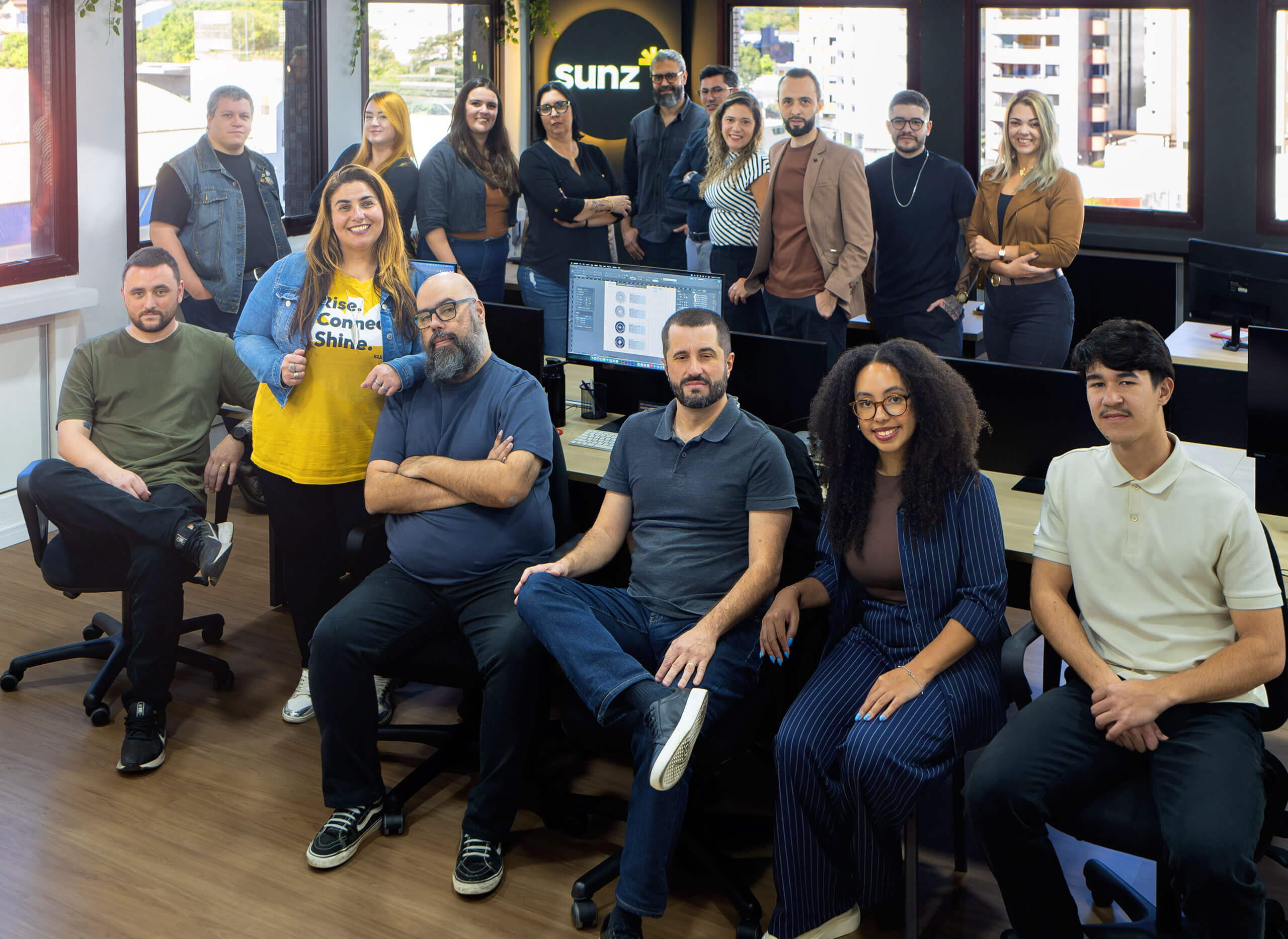 Equipe da Sunz Comunicação no escritório em São Caetano do Sul